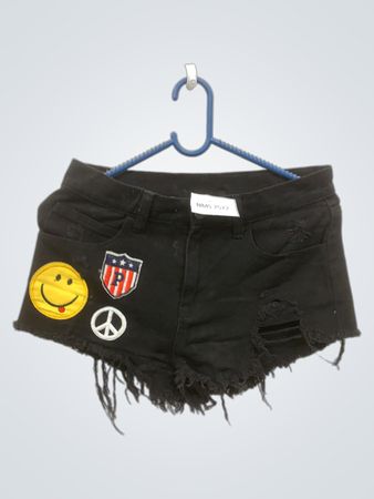 Schwarze Denim-Shorts mit Aufnähern