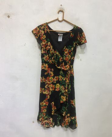 Schwarzes Blütenmuster Wickelkleid