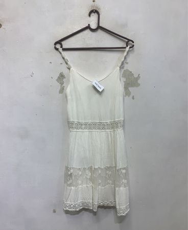 Nur weißes Spitzenbesatz-Unterkleid