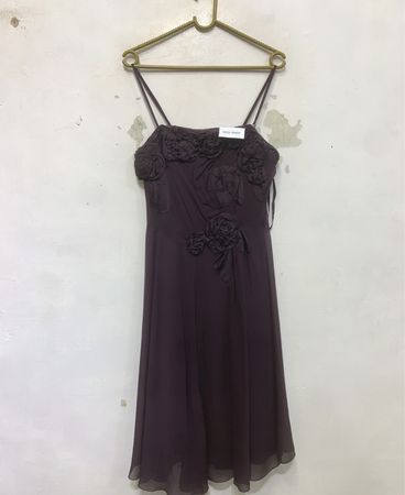 Dunkelviolettes Kleid mit floralen Applikationen