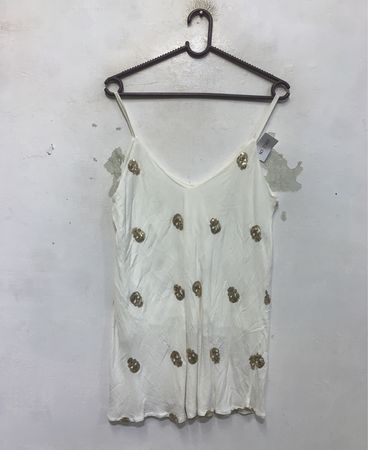 Weiße Unterziehbluse mit goldenen Paillettenverzierungen