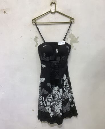 Schwarzes Kleid mit Schmetterlingsdruck