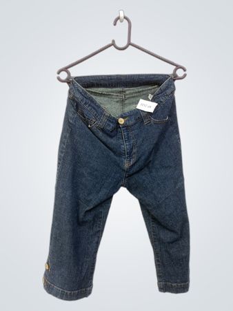 Blaue Denim-Capris mit Knopfdetails