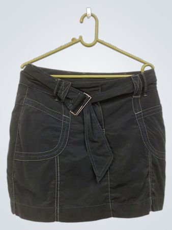 Nächster schwarzer Minirock mit Gürtel
