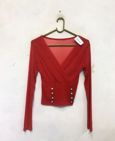 Blusa vermelha de manga longa com decote em V e botões