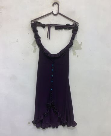 Lila gerafftes Halfterkleid mit blauen Knöpfen