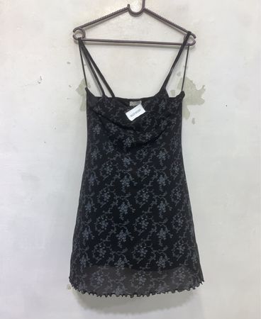 Schwarzes Slipkleid mit Blumenmuster