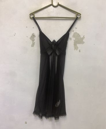 Schwarzes durchscheinendes Babydoll mit Punkten und einer Schleife