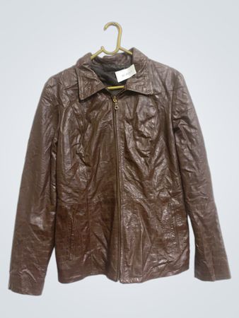 Braune Kunstlederjacke mit geprägtem Krokodil-Muster