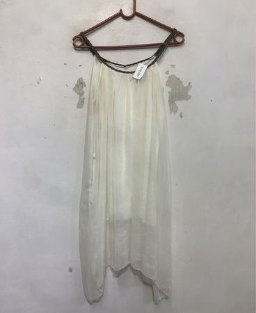 Weißes Kleid mit geflochtenen Trägern