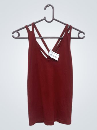 Rotes Tanktop mit Kreuzgurten