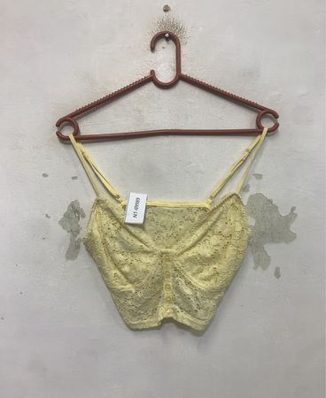 Gelbe Spitzen-Camisole mit Knöpfen