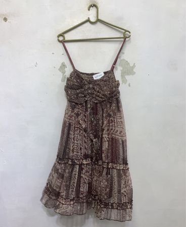 Durchscheinendes bedrucktes Minikleid mit Rüschen