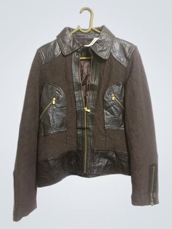 Braune Jacke mit Lederakzenten