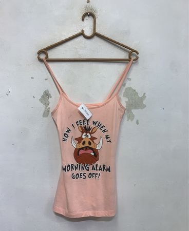 Pfirsichfarbenes Tanktop mit dem Grafik "Wie ich mich fühle, wenn mein Wecker klingelt
