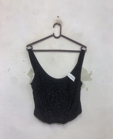 Tanktop mit schwarzsamtenem Blattmuster