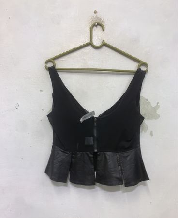 Schwarzes Peplum-Top mit Reißverschluss und Schnürdetail