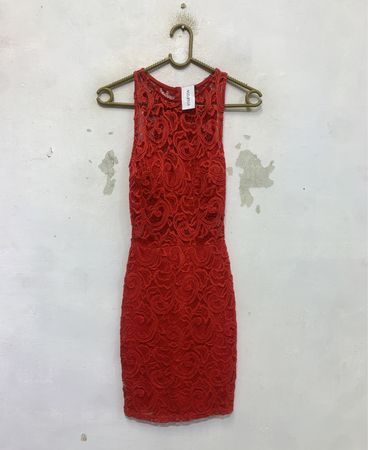Rotes Spitzenkleid