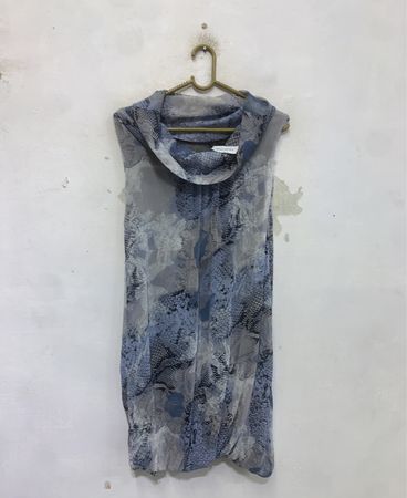 Ärmelloses Oberteil mit Schalkragen und abstractem Druck