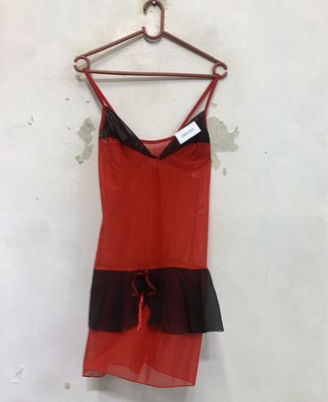 Roter und schwarzer durchsichtiger Babydoll-Negligee