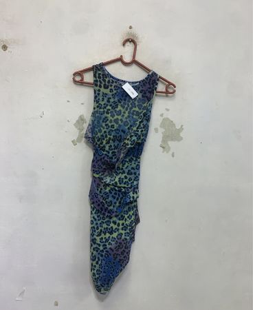 Ärmelloses Damenkleid mit gerafftem Leopardenmuster