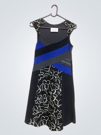 Kleid mit floralem Druck und blauen Akzenten