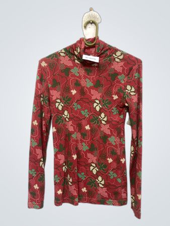 Roter Rollkragenpullover mit Weinrebenmuster