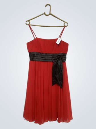 Rotes Kleid mit schwarzem Gürtel