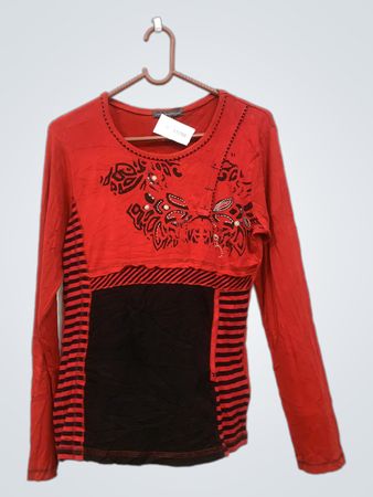 Rotes Langarmshirt mit schwarzen Akzenten