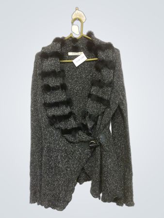 Grauer gestrickter Cardigan mit Pelzbesatz