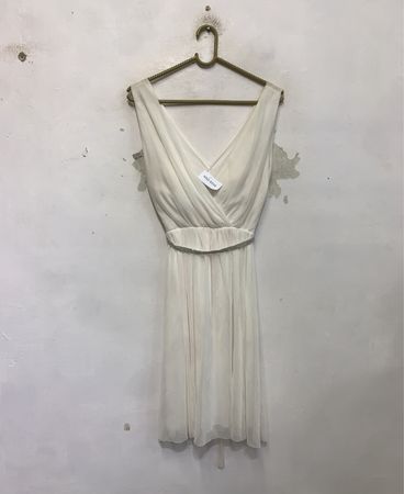 Weißes V-Ausschnittkleid mit verziertem Taillenbereich