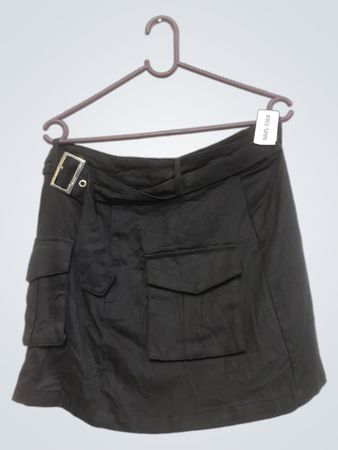 Schwarzer Cargo-Rock mit Gürtel