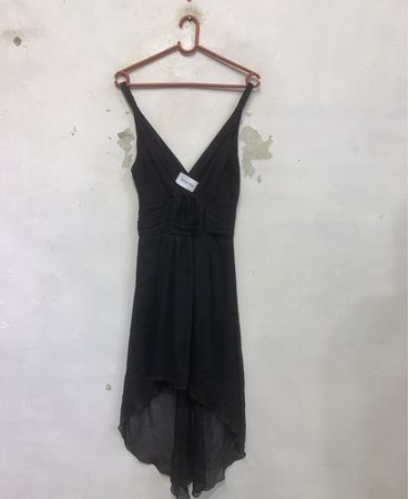 Schwarzes V-Ausschnitt-Kleid mit gerafftem Tailleneinsatz