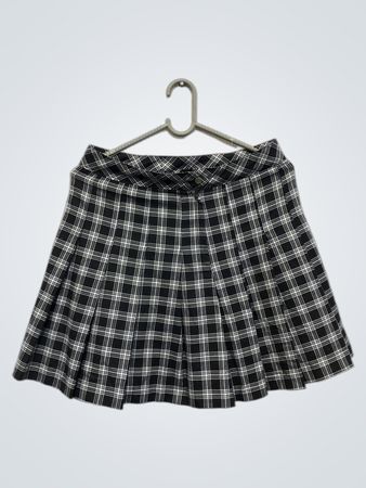 Schwarz-weißes kariertes gefaltetes Kleid.