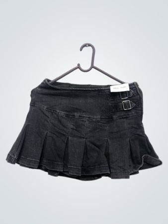 Schwarzer Denim-Plissee-Minirock mit Schnallen-Detail