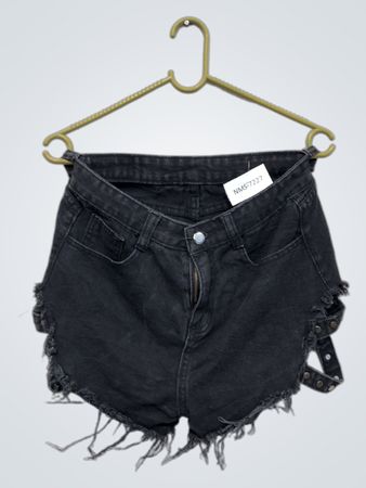Schwarze Denim-Shorts mit Rissen und Schnalle.