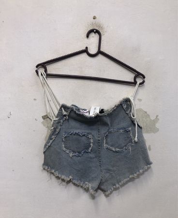 Denim-Shorts mit weißen Kordelzügen und Reißverschluss