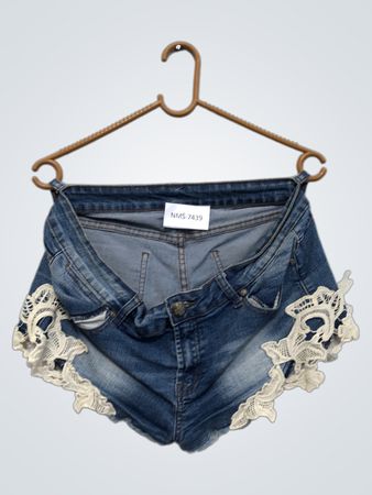 Jeansshorts mit Spitzenbesatz