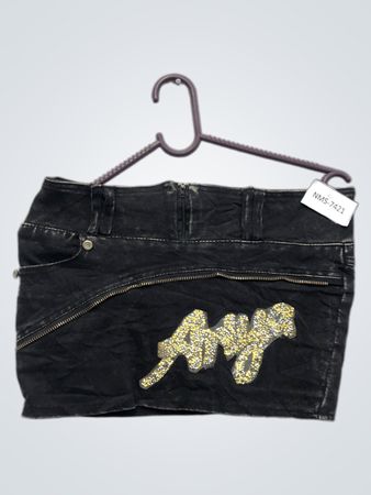 Schwarzer Denim-Rock mit "amy" Glitzerdetails.