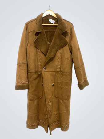 Manteau en daim marron avec broderie