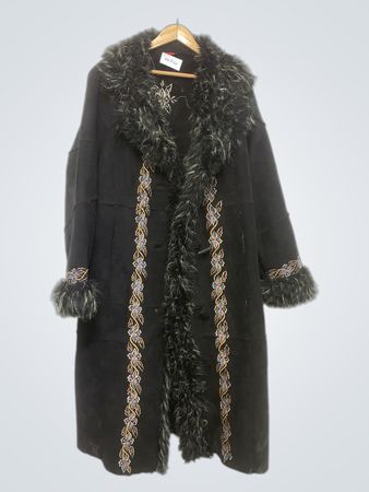 Manteau en fausse fourrure noire brodée Tissata avec garniture