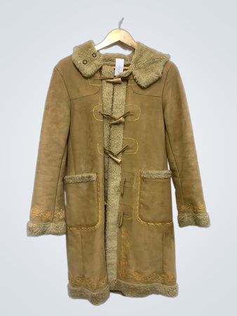 Manteau en daim marron avec doublure en fourrure et fermetures.