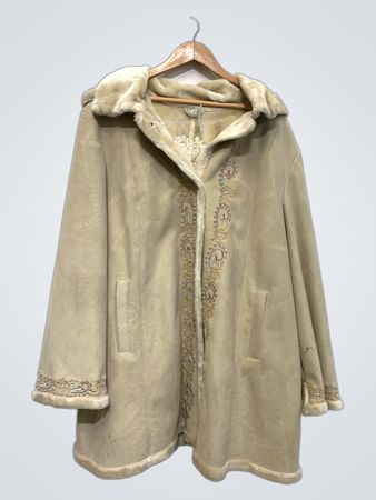 Manteau en fausse fourrure doublé de crème brodée avec capuche