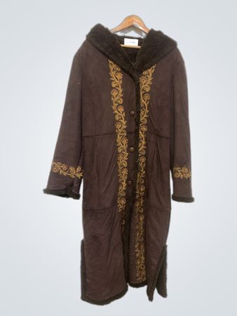 Longue veste brodée marron avec finitions en fourrure