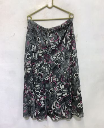 Grauer und rosa abstrakter Druckrock