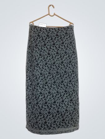 Schwarz und grau gemusterter Rock