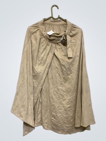 Beige plissee Umhang mit Schnallendetail