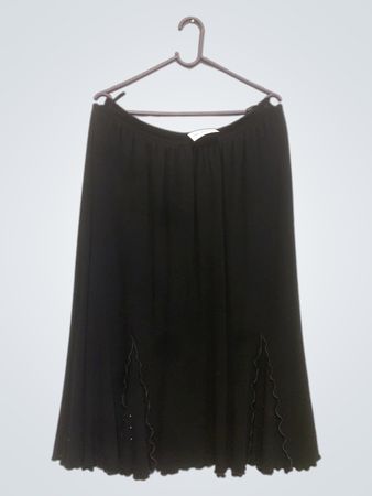 Schwarze Rock mit Schlitzen