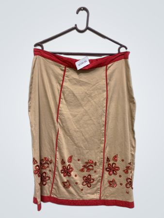 Gabela Damenrock mit rotem Besatz und floralen Verzierungen