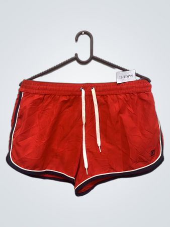 Rote Shorts mit weißen Zugbändern